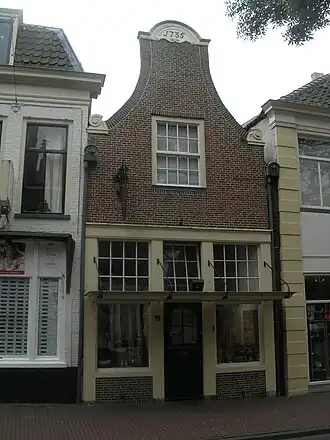 Kamp 11Huis met halsgevel, met getoogde afdeksteen en zandstenen voluten