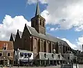 Sint-Joriskerk (Hof 1) met daarvoor v.l.n.r. Hof 5 en 4 en de Boterwaag (Hof 2) (alle rijksmonument)