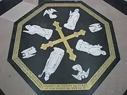 Het midden van het labyrint met de afbeeldingen van de drie architecten (Robert de Luzarches, Thomas et Renaud de Cormont) en van de bisschop Évrard de Fouilloy