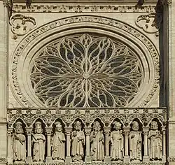 Het roosvenster van de westgevel, waarvoor een terras ligt, boven de koningsgalerij