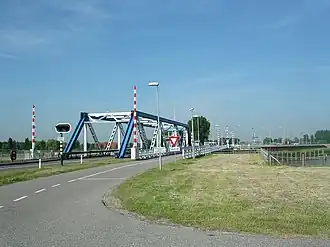De brug en sluis van de Amsterdiepdijk bij Van Ewijcksluis