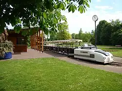 De Amsteltrein met loc 4 (na verbouwing) in wit-zwarte uitvoering bij het station Rosarium; 19 mei 2010.