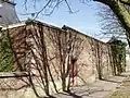 Kasteel Amstenrade: bakstenen muur ten zuidwesten van de poort naar de moestuin