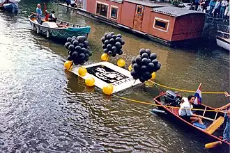 Argos-boot met logo tijdens de Canal Parade in 1997