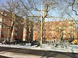 Bertelmanplein 2-18 in 2012 met daarvoor toestel van Van Eyck