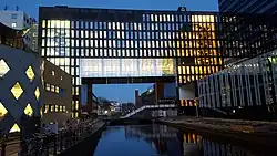 Roeterseiland na donker, gezien vanaf de Theodore Limpergbrug (2015)