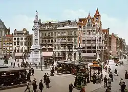 De Dam was eind 19e eeuw het middelpunt van de paardentrams in Amsterdam.