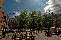 Oude en nieuwe lantaarns naast elkaar (links op de foto, juli 2010)