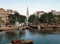 De Groenburgwal, gezien vanaf de Amstel, met de Zuiderkerkstoren op de achtergrond, circa 1900
