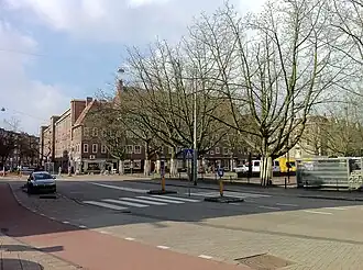 Zicht op de oostzijdelinks ingang Albert Luthulistraat (april 2012)