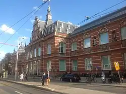 Tramhalte in de Paulus Potterstraat bij het Stedelijk Museum