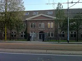Sinds 1992 is de Rijksakademie gehuisvest in een voormalige Kavaleriekazerne uit 1865