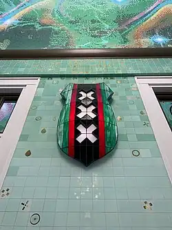 Geglazuurde ingelegde wandtegels met daarop glas-in-lood wandlampen