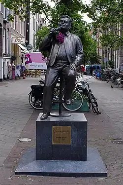 Beeld van André Hazes op de Albert Cuypmarkt
