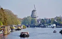 Molen de Gooyer gezien vanaf de Nieuwe Vaart, 2017.