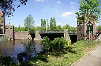 P.L. Kramerbrug, Amsteldijk, gezien vanaf de Amstelkade