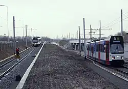 Sneltram (links) en stadstram (rechts) ten oosten van de perrons.