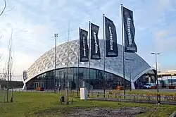 Amsterdome. Oostzijde met vlaggen; 12 december 2019.