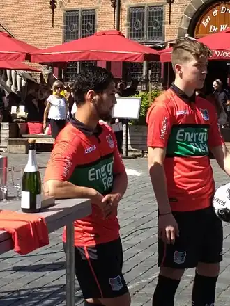 Achahbar (links) met Ole Romeny bij de presentatie van z'n tweede huurperiode bij N.E.C. op 29 juni 2018