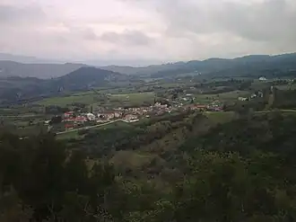 Anavra vanaf een afstandje.