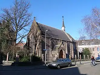 De Holy Trinity Church vanuit het zuidwesten aan het Van Limburg Stirumplein.