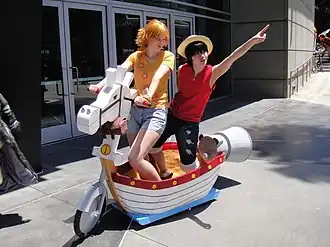 Cosplayers verkleed als Nami en Monkey D. Luffy.