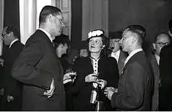 NSB-ambtenaar Tobie Goedewaagen, Ank van der Moer, Josephine van Gasteren (nippend) en Adriaan van Hees (1941)