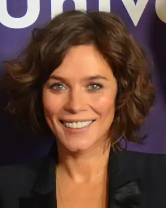 Anna Friel speelt Marcella.