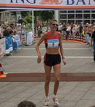Anne van Schuppen finisht bij de halve marathon van Zeewolde in 2007