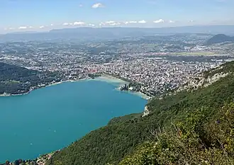 Annecy, aan de noordoever van het Meer van Annecy