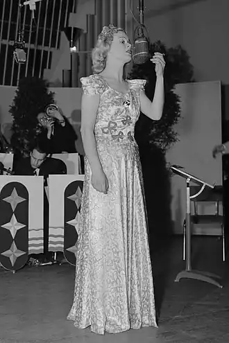 Annie de Reuver (1946) tijdens "De bonte dinsdagavondtrein"