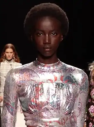 Anok Yai tijdens de Paco Rabanne Spring Summer 2020 modeshow