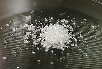 alt=Kristallen 
  
    
      
        
          
            SbCl
            
              3
            
            
              
            
          
        
      
    
    {\displaystyle {\ce {SbCl3}}}