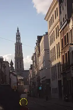 Kathedraaltoren, kantwerk in steen, gezien vanuit de Lange Nieuwstraat.