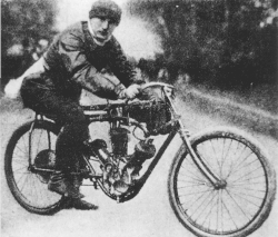 Alessandro Anzani op zijn W-3 motor in 1906. Het frame was nog van Buchet en werd ook toegepast op de "Aeromotocyclette Anzani" van Ernest Archdeacon
