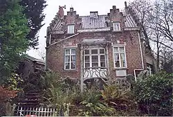 Woonhuis in Anzegem, met cementrustiek balkon