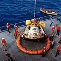 Capsule van Apollo 11 op USS Hornet