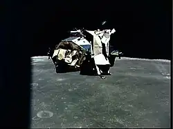 LM gezien vanuit de CSM, bemerk de gescheurde aluminiumfolie op de achterzijde ervan