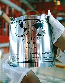 Gedenkteken op trap LM Apollo 16