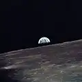 Apollo 10 in een baan om de maan terwijl de aarde opkomt boven de horizon van de maan (NASA)