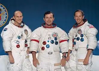 Apollo 16-bemanning met rechts Charles Duke