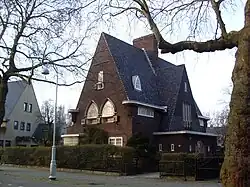 Apollolaan 178 in Amsterdam (1926), ontworpen door Royers, waarvoor Mari Andriessen het beeldhouwwerk vervaardigde