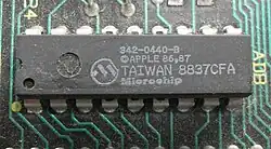 Een vroege PIC Microcontroller die de Apple Desktop Bus implementeert in een Macintosh SE