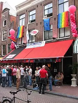 Nr. 37: het beroemde gay café April, tijdens de Amsterdam Gay Pride van 2007.