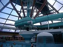 Golfslagbad met de trap naar de Boa's en de Colorado