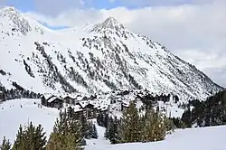 Arc 1950 gezien vanaf het zuidoosten, met de Pointe du Petit Fond Blanc (2497 m) en Pointe des Fours (2469 m) in de achtergrond