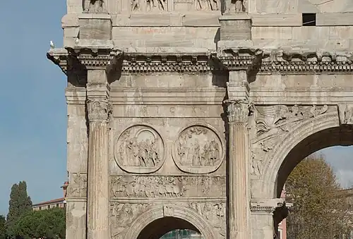 Linkerhelft van de zuidzijde. Reliëf: Constantijn belegert Maxentius in Verona.