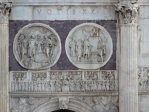 Reliëf op de noordzijde: Constantijn laat op 1 januari 313 graan uitdelen aan het volk van Rome.