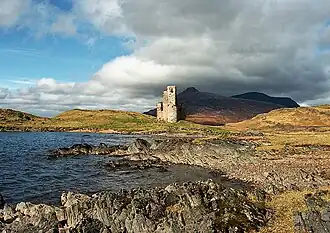 Ardvreck Castle aan de oevers van Loch Assynt met op de achtergrond de berg Quinag