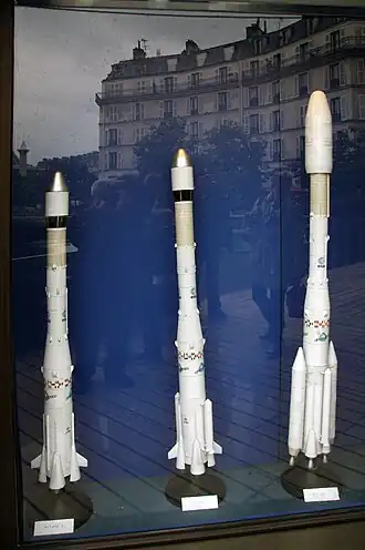 Ariane 3 in het midden.